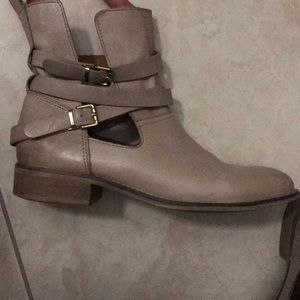 Steve Madden cream ankle boots in size 8